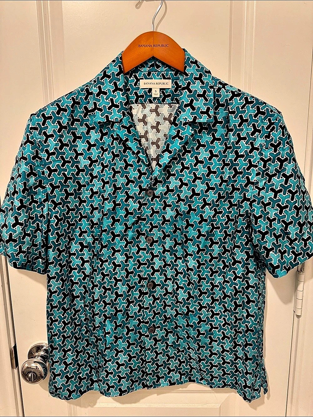 Banana Republic Mens silk 'Small Geometric Short Sleeve Shirt in Blue & Black Si